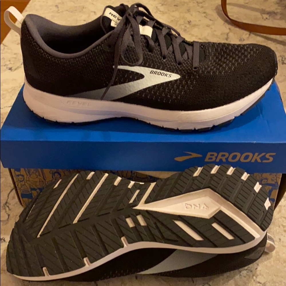 Brooks Revel 4 running sneakers